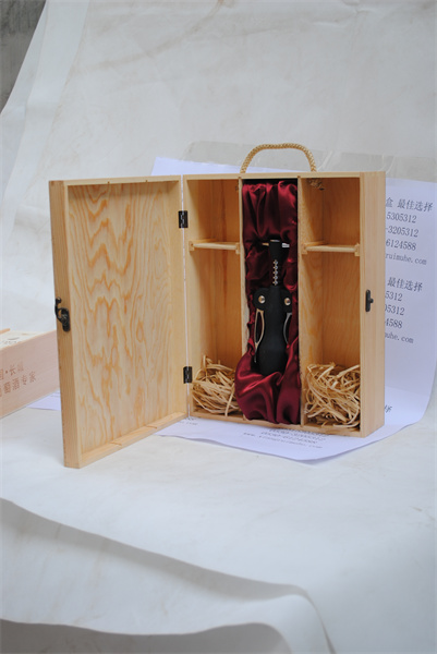 有內襯酒具的紅酒包裝禮品盒